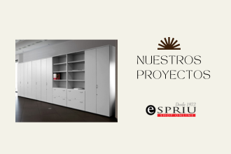 Armarios altos de oficina en blanco. Orden y funcionalidad.